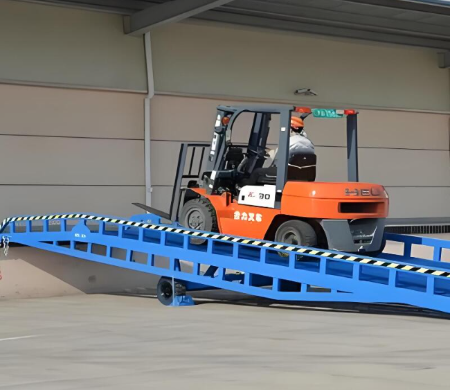 利辛移动式卸货平台（叉车用）